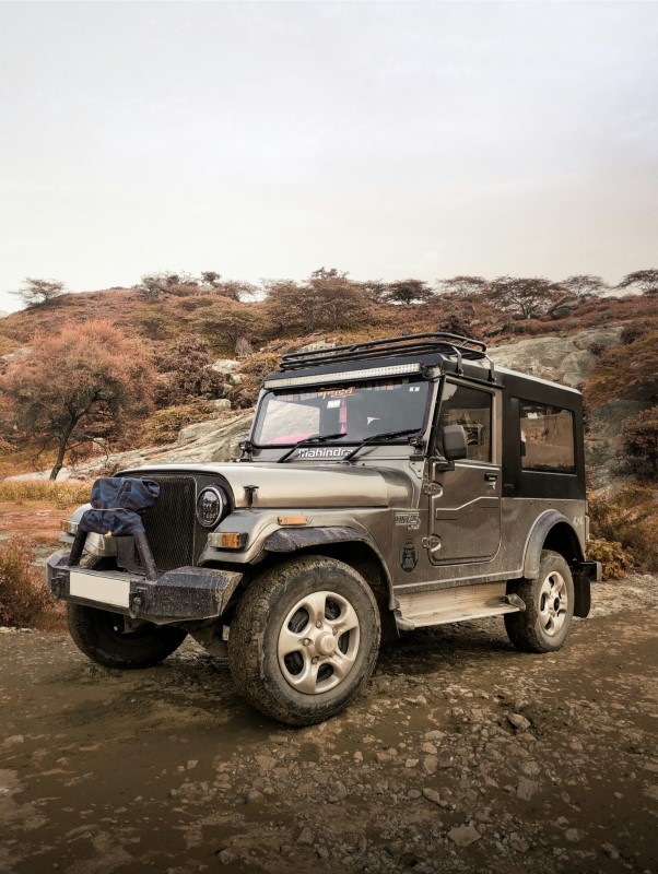 jeep-4x4-aparcado-camino-tierra (Personalizado)