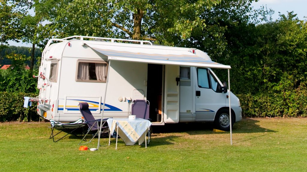 Autocaravana aparcada en una zona de camping permitida para este tipo de vehículos